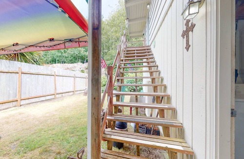 Winchester Bay Apartment | Dog-friendly ADU with a full kitchen & shared washer&dryer - near the water