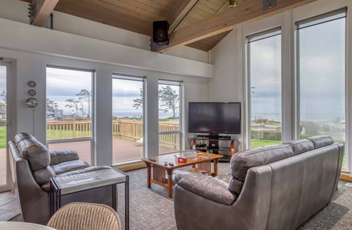 Agate Beach RV Rental | Dog Friendly, Available with 50AMP, 30AMP, Water and Sewer hook up's, WiFi