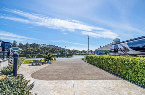 Agate Beach RV Rental | Dog Friendly, Available with 50AMP, 30AMP, Water and Sewer hook up's, WiFi