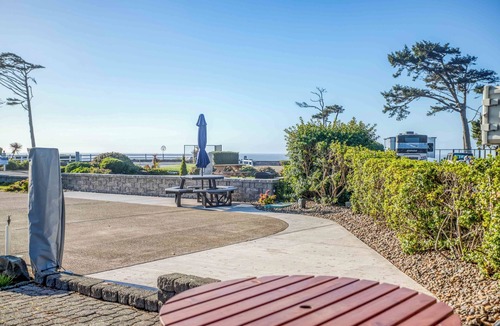Agate Beach RV Rental | Dog Friendly, Available with 50AMP, 30AMP, Water and Sewer hook up's, WiFi