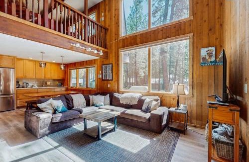 Black Butte Ranch House | Dog-friendly cabin with pool sauna private hot tub & great deck