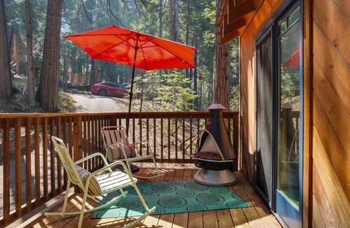 Dorrington House | Dog-Friendly Cabin 3 Mi to Big Trees State Park!