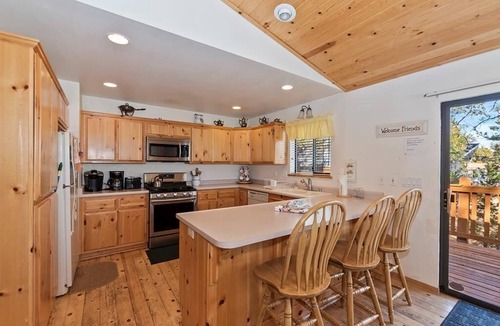 Upper Moonridge Cabin | Dog-friendly cabin, picnic table, BBQ, game room, two kitchens and more!