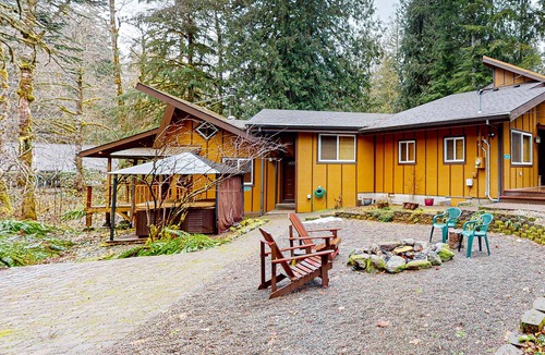 Mount Hood Village House | Dog-friendly cabin with deck, hot tub & firepit - walk to Sandy River