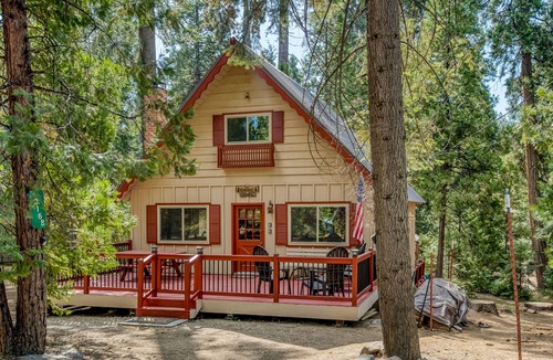 Sierra Cedars Cabin | Dog-friendly cabin w/ a spacious, enclosed deck, & free WiFi