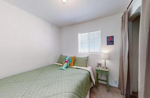 Winchester Bay House | Dog-friendly coastal-themed home with a full kitchen & washer&dryer