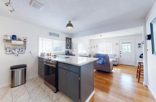 Winchester Bay House | Dog-friendly coastal-themed home with a full kitchen & washer&dryer