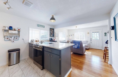 Winchester Bay House | Dog-friendly coastal-themed home with a full kitchen & washer&dryer