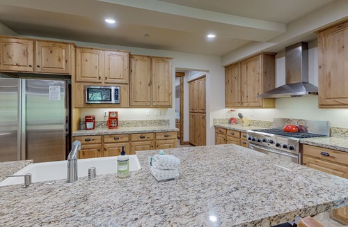 Mammoth Lakes Condo | Dog-friendly condo near skiing and golf with hot tub, fireplace & washer/dryer