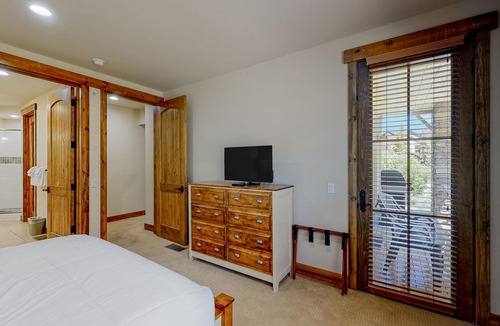Mammoth Lakes Condo | Dog-friendly condo near skiing and golf with hot tub, fireplace & washer/dryer