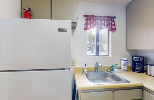 Shaver Lake Condo | Dog-Friendly Condo with WiFi, Wood-Burning Fireplace, Deck, Pool & Hot Tub