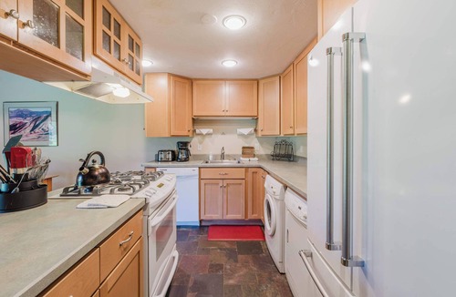 Overlook Park Condo | Dog-friendly condo with 6 SHARC passes & great golf course views