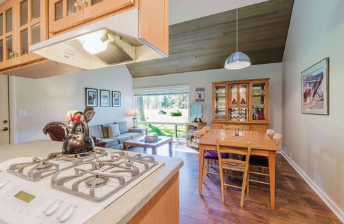 Overlook Park Condo | Dog-friendly condo with 6 SHARC passes & great golf course views
