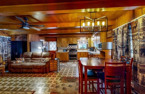 Klamath Falls Cabin | Dog-friendly Home with Hot Tub - Near Crater Lake