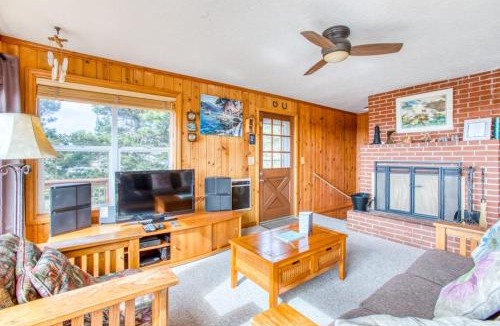 Bayshore House | Dog-Friendly Home with Ocean Views Easy Beach and Bay Access and Free WiFi