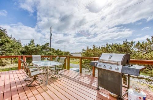 Bayshore House | Dog-Friendly Home with Ocean Views Easy Beach and Bay Access and Free WiFi