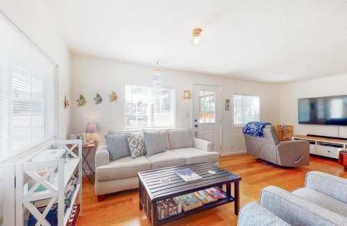 Winchester Bay House | Dog-friendly home with two full kitchens & a gas grill - walk to the ocean
