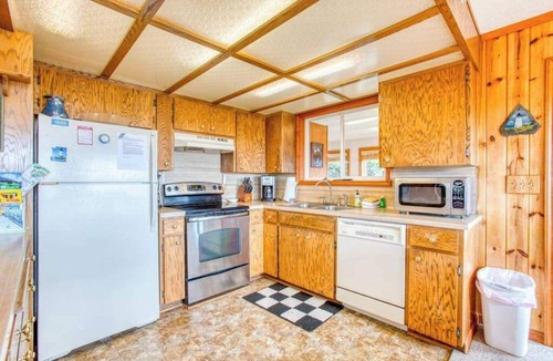 Bayshore House | Dog-Friendly Home with Ocean Views, Easy Beach and Bay Access, and Free WiFi