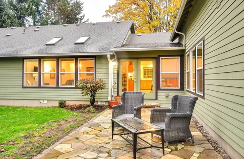 Oak Grove House | Dog-Friendly Milwaukie Home: 9 Mi to Dtwn Portland