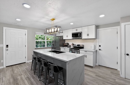 Milwaukie Apartment | Dog-Friendly Milwaukie Townhome | Creek Access