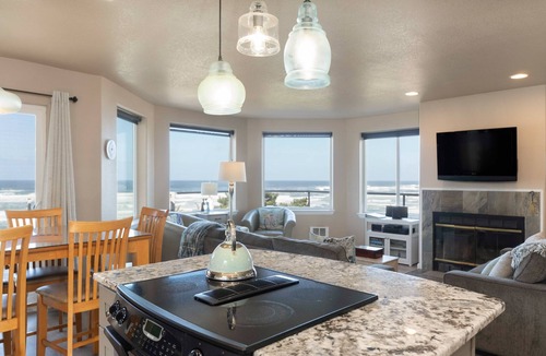 Beverly Beach House | Dog-Friendly Newport Ocean View Bluff Retreat w/Rec Room, Walk to Beach!