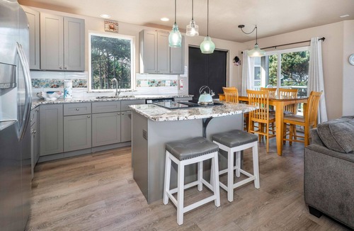 Beverly Beach House | Dog-Friendly Newport Ocean View Bluff Retreat w/Rec Room, Walk to Beach!