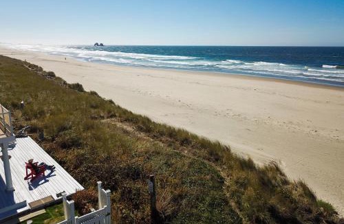 Rockaway Beach House | Dog friendly oceanfront cottage with private hot tub and wood burning fireplace