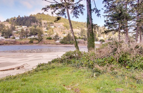 Yachats Apartment | Dog-Friendly Oceanfront Suite with Beautiful Views, Free WiFi, and Cheery Decor