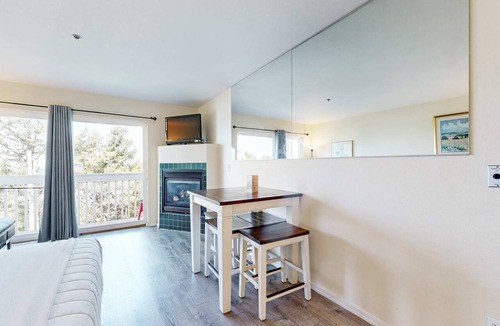 Lincoln City House | Dog Friendly Studio with Ocean Views and Balcony Close to the Beach