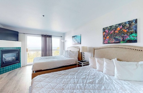 Lincoln City House | Dog Friendly Studio with Ocean Views and Free WiFi Close to Beach Access