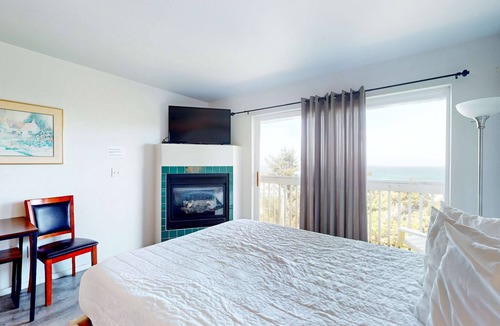 Lincoln City House | Dog Friendly Studio with Ocean Views and Free WiFi Close to Beach Access