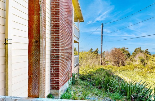 Lincoln City Apartment | Dog-Friendly Studio with Private Balcony - Miles of Beach just Steps Away