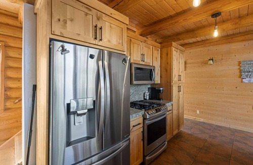 Meadow View Heights Cabin | Dog-friendly log cabin with game room and fire pit