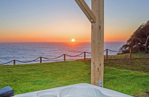 Shelter Cove Condo | Dolphin by OceanviewHotTubs Tesla charging Oceanfront Shelter Cove