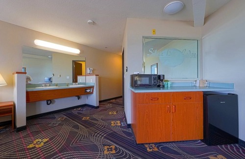 Lincoln City Apartment | Double Queen Room - Bay View (Pet Friendly)