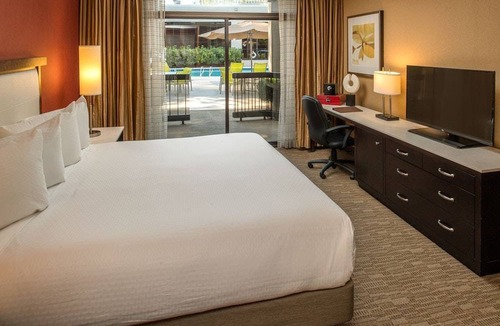 Lloyd District Hotel | DoubleTree by Hilton Hotel Portland 1 King Executive Suite with Living Room