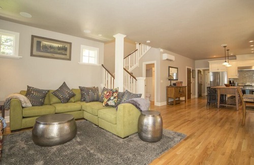River Terrace House | Downtown Bend Oregon Vacation Rental Hot Tub Free Wifi Awbrey Courtyard with Awbrey Suite