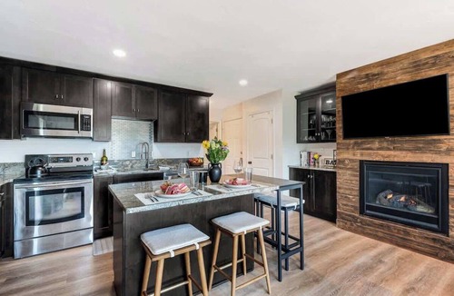 Bend Condo | Downtown condo with a view and hot tub access