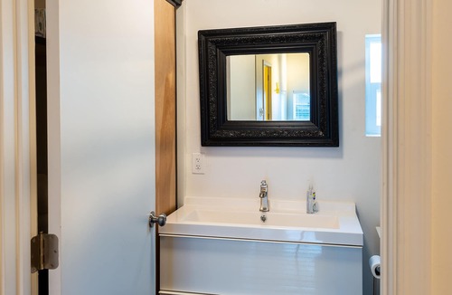 Southside Cottage | Downtown Cozy Condo- Walk to Best Diners, Breweries, NAU, Historic Flagstaff!