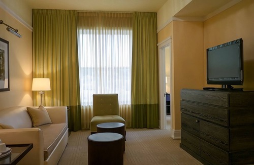 Goose Hollow Hotel | Downtown Retreat | 2 Elegant Suites | Onsite Parking | 0.5 mi to Portland Museum