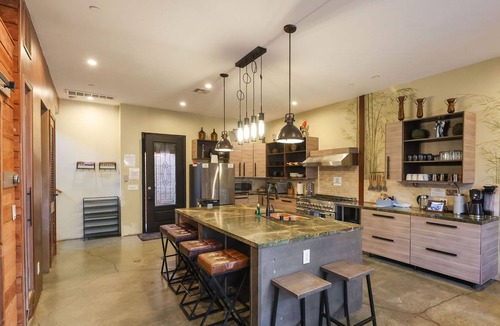 Logan Heights House | Downtown Retreats * Bamboo Loft * 3 houses *5 cars