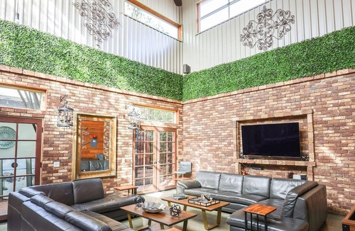 Logan Heights House | Downtown Retreats * Bamboo Loft * 3 houses *5 cars