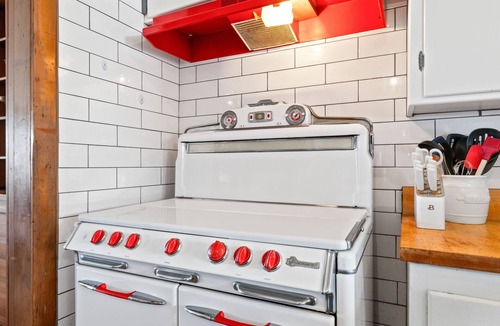San Luis Obispo House | Downtown SLO Eclectic Victorian-Sleeps 12