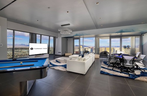 Las Vegas House | Dream Elite 4BR Penthouse Vegas Relaxing Hot Tub