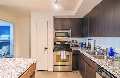 Evans Churchill Apartment | DT PHX Getaway with Balcony + Pool + Gym and W/D