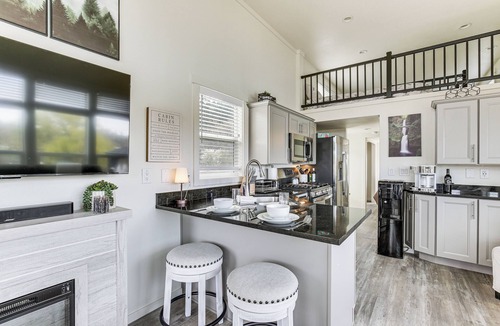 Oakland Cottage | Dual-Cottage Getaway in Oakland w/Private Pond