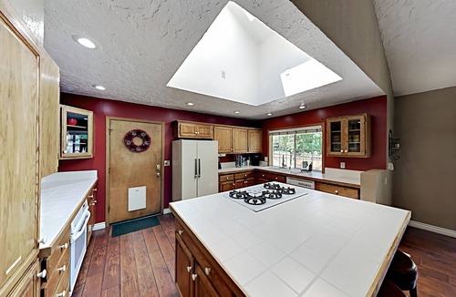 Fox Farm House | Dual-Suite Golf Getaway | Hot Tub, Pool Table, Putting Green & Golf Net