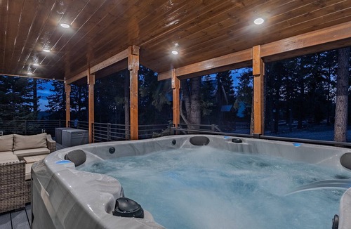Duck Creek Village House | Duck Creek Luxury Cabin w/Hot Tub-Las Hermanas