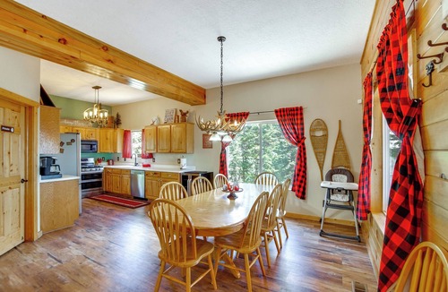 Meadow View Heights Cabin | Duck Creek Village Cabin Near National Forest!
