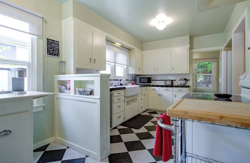 Dunsmuir House | Dunsmuir Adventure House ~ Spacious family getaway